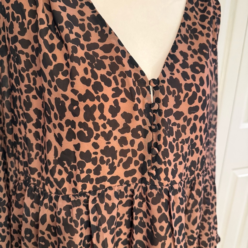 Lulus, Leopard Print V-Neck relaxed fit Dress, Size L - Picture 3 of 14
